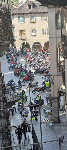 Oltre 200 moto hanno invaso ieri Piazza Mercato FOTO