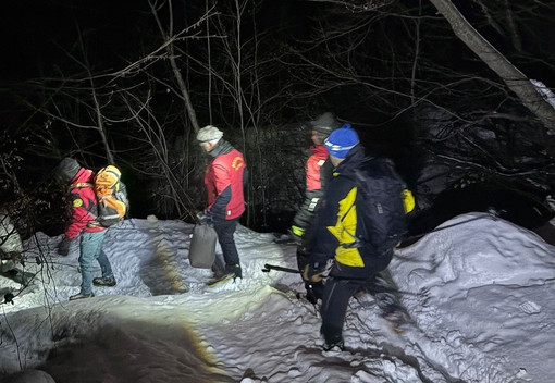 Escursionisti bloccati nella neve verso il bivacco Scaredi: recuperati nella notte a Malesco VIDEO
