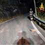 Frana nella notte sulla Statale 659 a Crodo: auto colpita dai detriti
