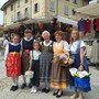Colori, musica e tradizioni al mercato: i gruppi folcloristici animano la mattinata