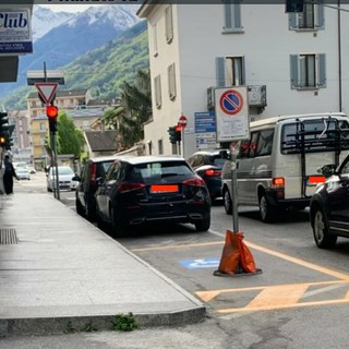 In via Castellazzo, un parcheggio per disabili difficilmente utilizzabile