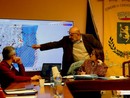 Il sindaco Giorgio Ferroni indica sullo schermo le zone vincolate dalle Zps