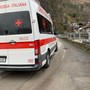 Esce di strada e vola sul greto del fiume