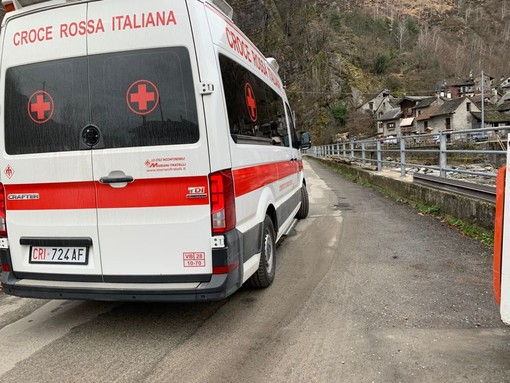 Esce di strada e vola sul greto del fiume