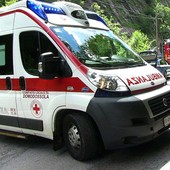 Auto sfonda il guard rail e finisce sul tetto di una casa: muore un giovane di circa 30 anni