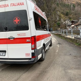 Esce di strada e vola sul greto del fiume