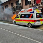 Ambulanza distrutta dall'incendio: il corpo volontari Valle Divedro al lavoro per trovare un nuovo mezzo