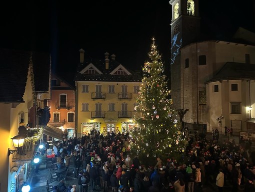 Bambini in festa a Santa Maria Maggiore per l'accensione dell'albero di Natale  FOTO e VIDEO