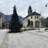 Domodossola accende il Natale: il grande albero si sposta in largo Madonna della Neve