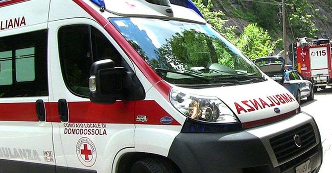 Auto sfonda il guard rail e finisce sul tetto di una casa: muore un giovane di circa 30 anni