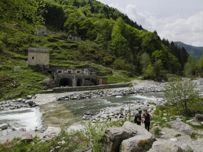 Tre 'pietre d'inciampo' posate ai Bagni di Craveggia