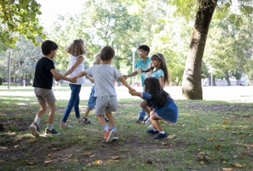 Giochiamo all’aperto. Meno videogames e piu’ socialita’, aria e movimento Giochiamo all’aperto. Meno videogames e piu’ socialita’, aria e movimento