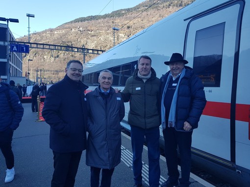 Francesco Gaiardelli (secondo da destra) alla presentazione del treno Intercity–Express ribattezzato “Matterhorn''