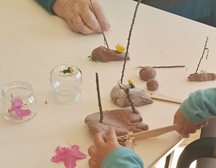 Generazioni a confronto: a Domodossola laboratori condivisi tra bambini e anziani