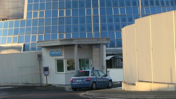 Controlli straordinari della Polizia di Stato: 376 persone identificate e sequestri di droga e armi improprie Controlli straordinari della Polizia di Stato: 376 persone identificate e sequestri di droga e armi improprie