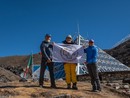 La bandiera dei 70 anni del Soccorso Alpino arriva in Nepal La bandiera dei 70 anni del Soccorso Alpino arriva in Nepal