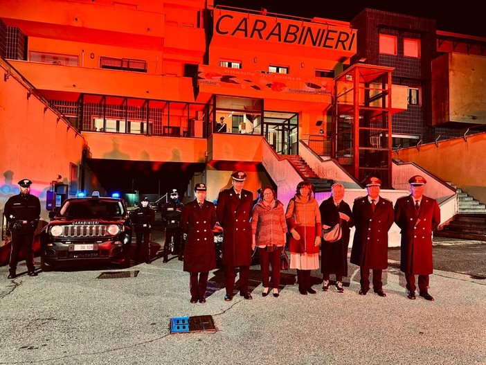 Il comando provinciale dei carabinieri illuminato di arancione per dire no alla violenza sulle donne