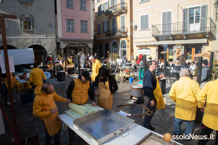 Tanta gente in piazza per la domenica di carnevale FOTO