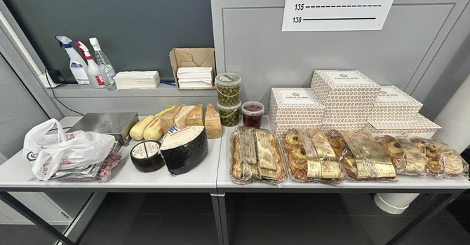 Parte della merce di contrabbando scoperta dai doganieri