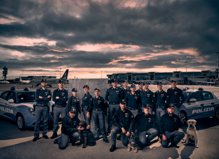 L'umanità dietro la divisa: presentato il calendario 2026 della polizia di Stato