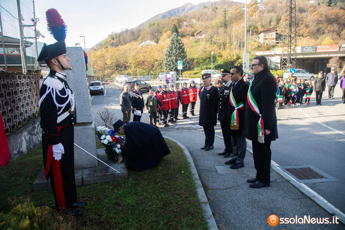 La cerimonia davanti al monumento dei Caduti di Nassiriya
