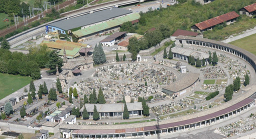 Domodossola, tumulazione congiunta con gli animali d’affezione: la mozione ottiene il via libera