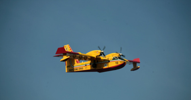 Incendio a Premosello Chiovenda, in azione due Canadair e un elicottero Incendio a Premosello Chiovenda, in azione due Canadair e un elicottero