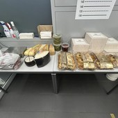 Parte della merce di contrabbando scoperta dai doganieri