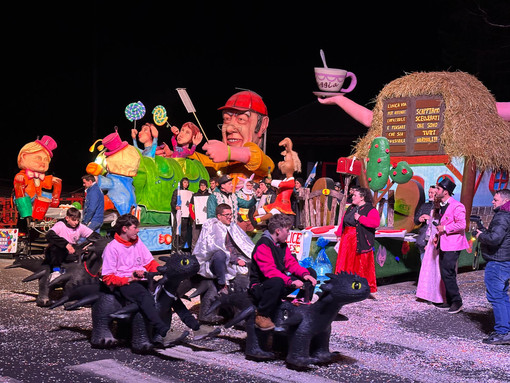 Grande successo per il carosello notturno del Carnevale di valle FOTO