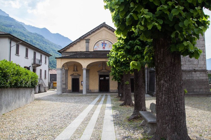 La comunità di Premosello Chiovenda celebra i 50 anni di sacerdozio di don Andrea Primatesta