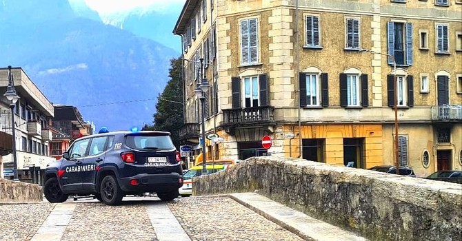 In auto con coltello e tirapugni: 41enne denunciato per porto abusivo di armi