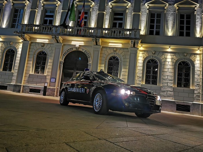 Ventenne reagisce ad un controllo dei carabinieri nel centro domese, denunciato