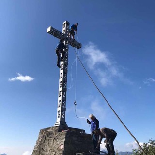 Gli Alpini al Moncucco per rendere ancora più bella la croce in vetta