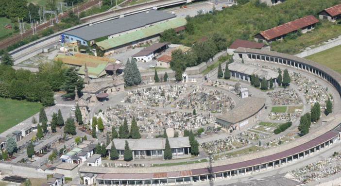 Domodossola, tumulazione congiunta con gli animali d’affezione: la mozione ottiene il via libera