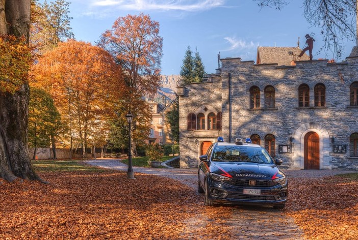 Re, nel bosco con auto rubata e coltelli: denunciato uomo di 47 anni