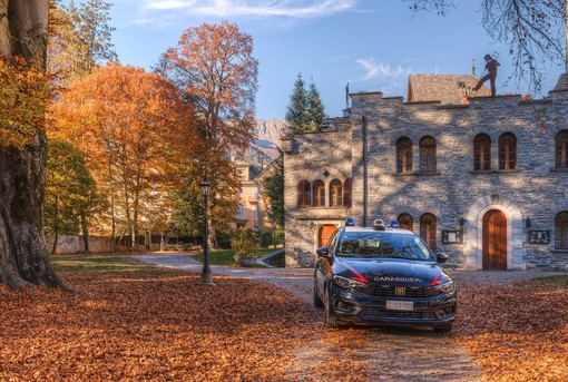 Re, nel bosco con auto rubata e coltelli: denunciato uomo di 47 anni