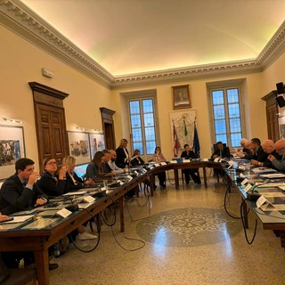 Domodossola, approvata la variazione di bilancio: fondi per strade, sicurezza e servizi