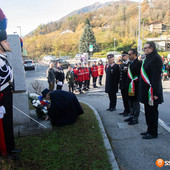 La cerimonia davanti al monumento dei Caduti di Nassiriya