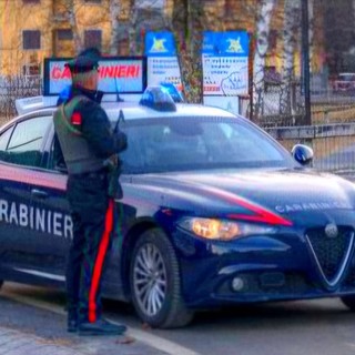 Taglia 4 gomme ad un'auto, 60enne denunciato
