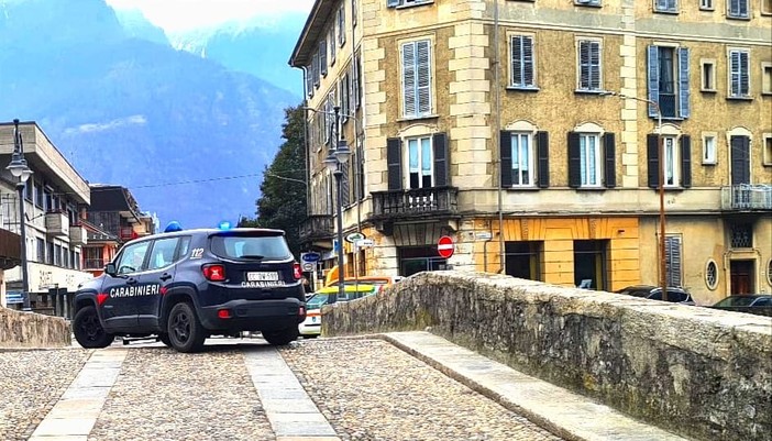 In auto con coltello e tirapugni: 41enne denunciato per porto abusivo di armi