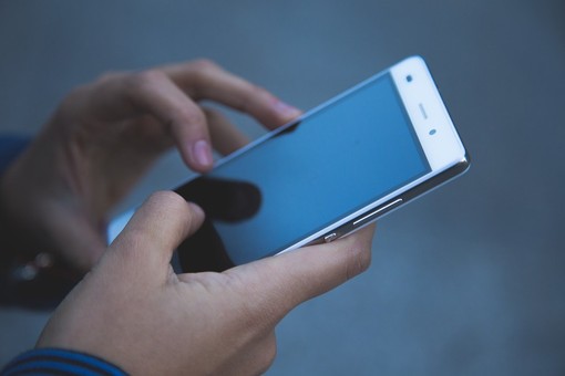 Un gruppo whatsapp di sole donne per cercare aiuto la sera