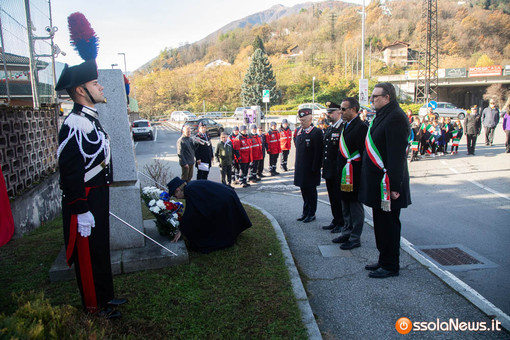 La cerimonia davanti al monumento dei Caduti di Nassiriya La cerimonia davanti al monumento dei Caduti di Nassiriya