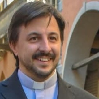 “Educare alla luce in un tempo che ama travestirsi di tenebra”: la riflessione di don Nicola Salsa su Halloween