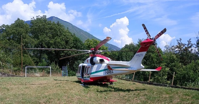 Scivola in un canalone mentre cerca funghi: paura per una 76enne
