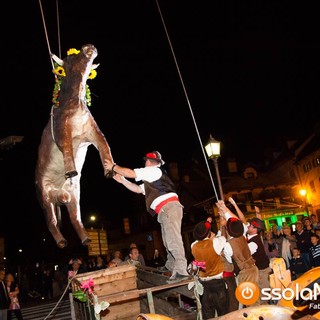 Con la tirata del bue sul campanile si apre la Festa dell'Uva di Masera