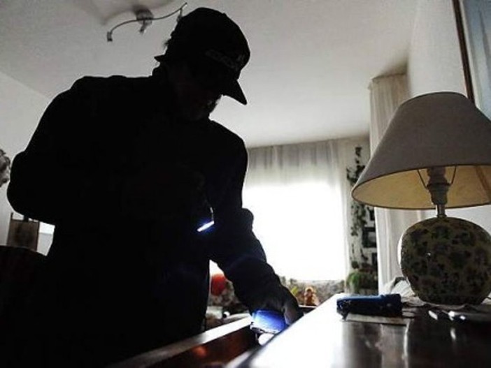 Calice, “Occhio al quartiere”: gruppo WhatsApp nato per affrontare la paura dei furti Calice, “Occhio al quartiere”: gruppo WhatsApp nato per affrontare la paura dei furti