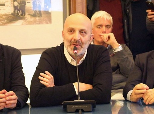 Ferroni sull'ipotesi dell'hub tramontato a Druogno: "Ma il governo non doveva risolvere tutto con un bel blocco navale?" Ferroni sull'ipotesi dell'hub tramontato a Druogno: "Ma il governo non doveva risolvere tutto con un bel blocco navale?"