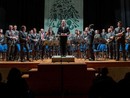 Foto: da sinistra il direttore della banda Riccardo Armari, il maestro Franco Cesarini e il presidente della Filarmonica, Daniele Gnoato