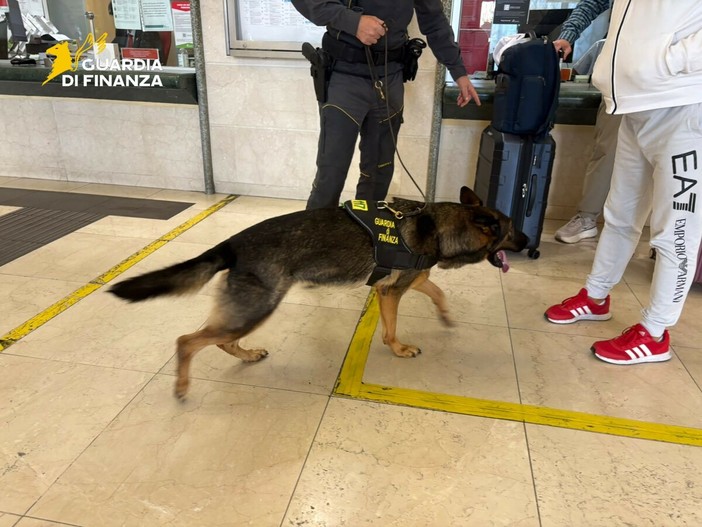 Un chilo di hashish nascosto nel bagaglio: arrestata alla stazione di Domodossola