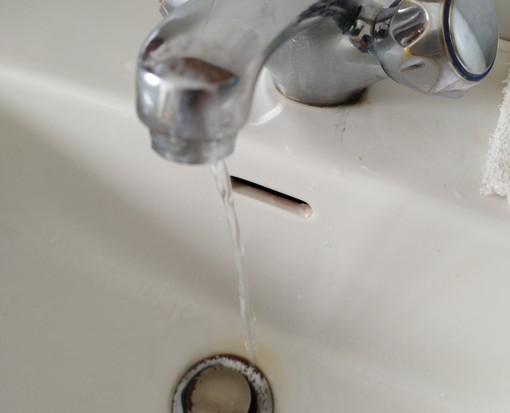 Case Atc di via Mozzanino, la protesta dei residenti: “Senza acqua da oltre dieci anni” Case Atc di via Mozzanino, la protesta dei residenti: “Senza acqua da oltre dieci anni”